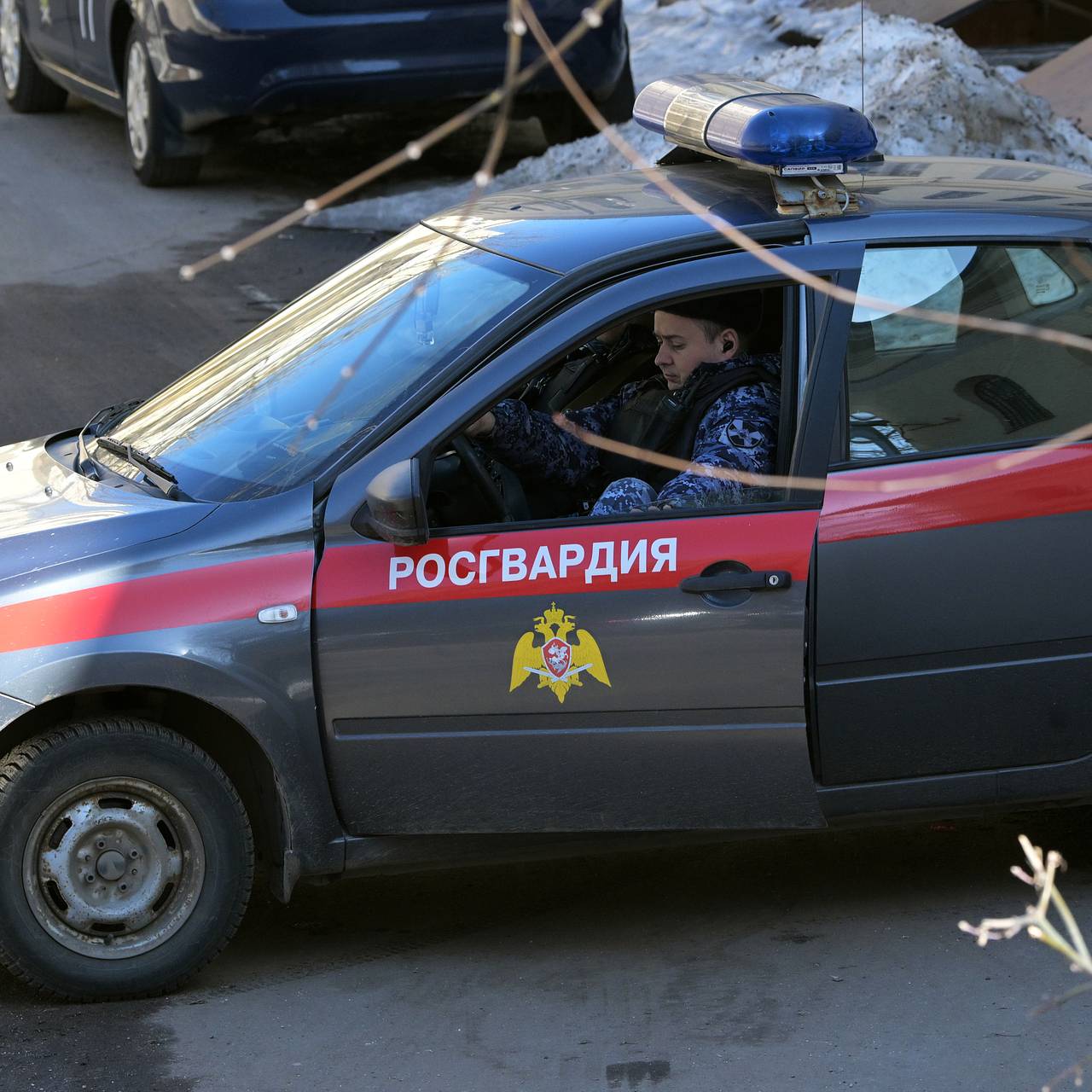 Крушивший машины голый мужчина попал на видео в российском регионе