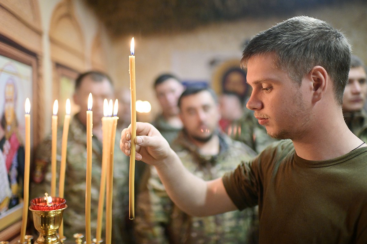 Военнослужащие ВС РФ на пасхальном молебне