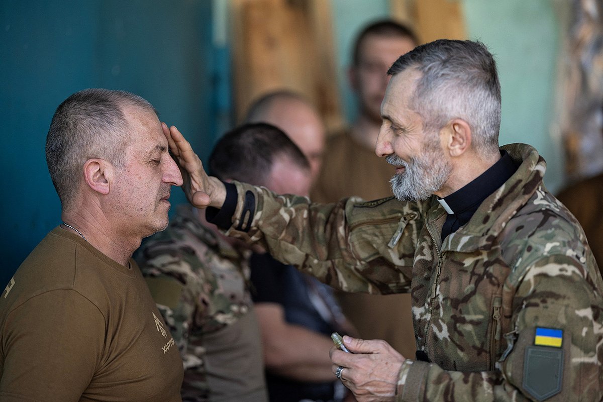 Военный священник проводит пасхальную службу для украинских военнослужащих