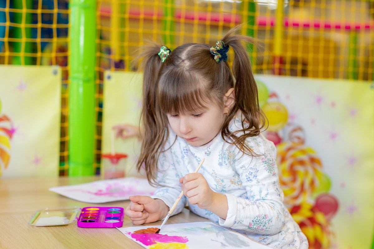 Девочка 4-5 лет рисует