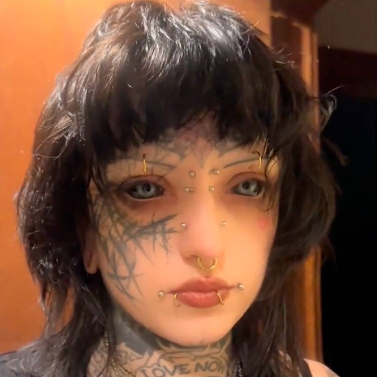 Тату-мастер закрасила белки глаз и сравнила себя с рыбой