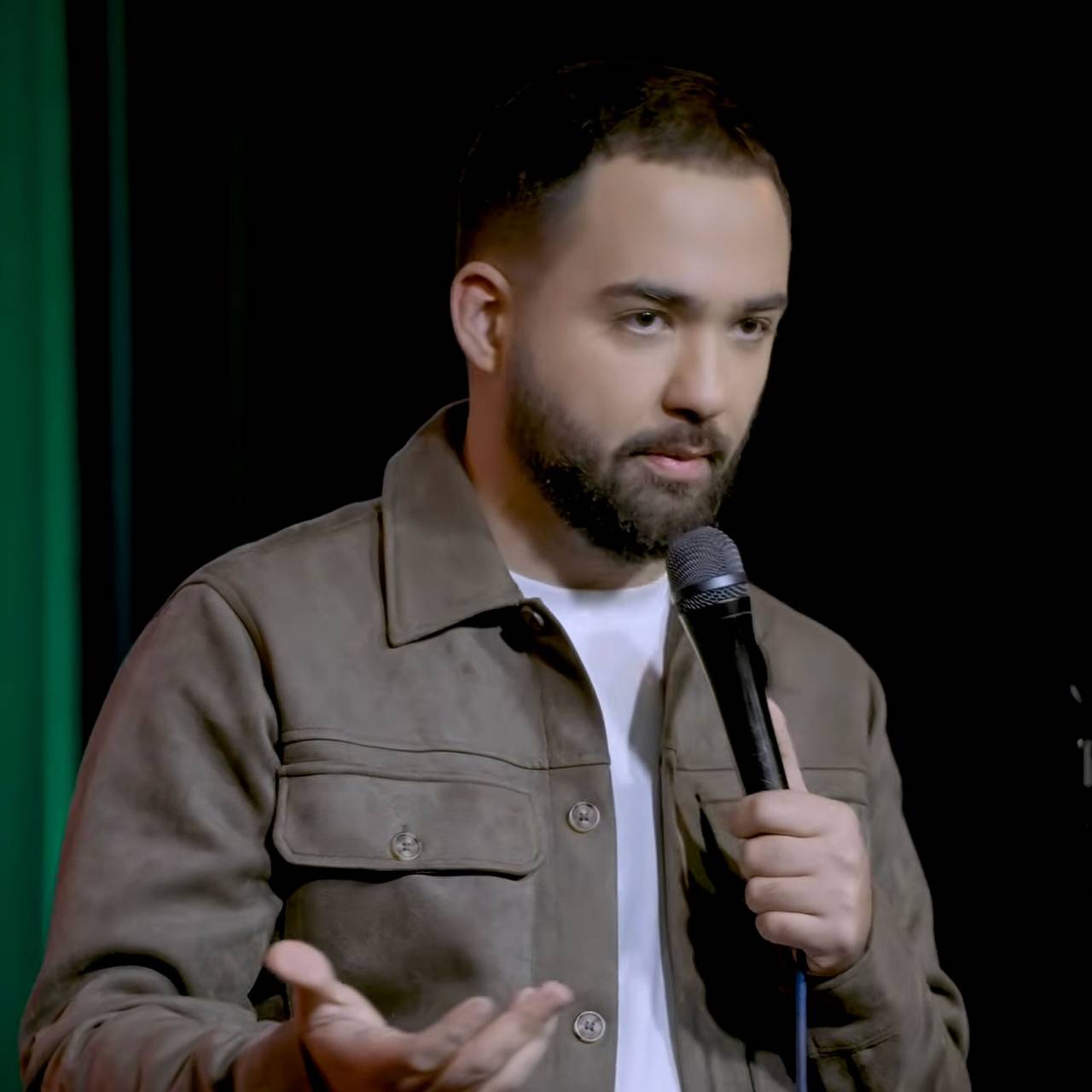 Уехавший из России комик посетовал на хорошее финансовое положение оставшихся коллег