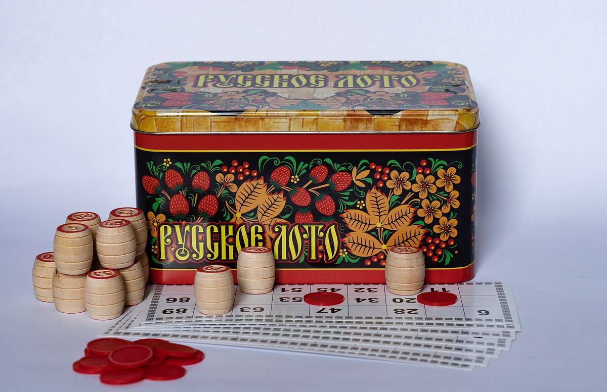 Вам понадобятся карточки и бочонки с числами, а также фишки-закрывашки