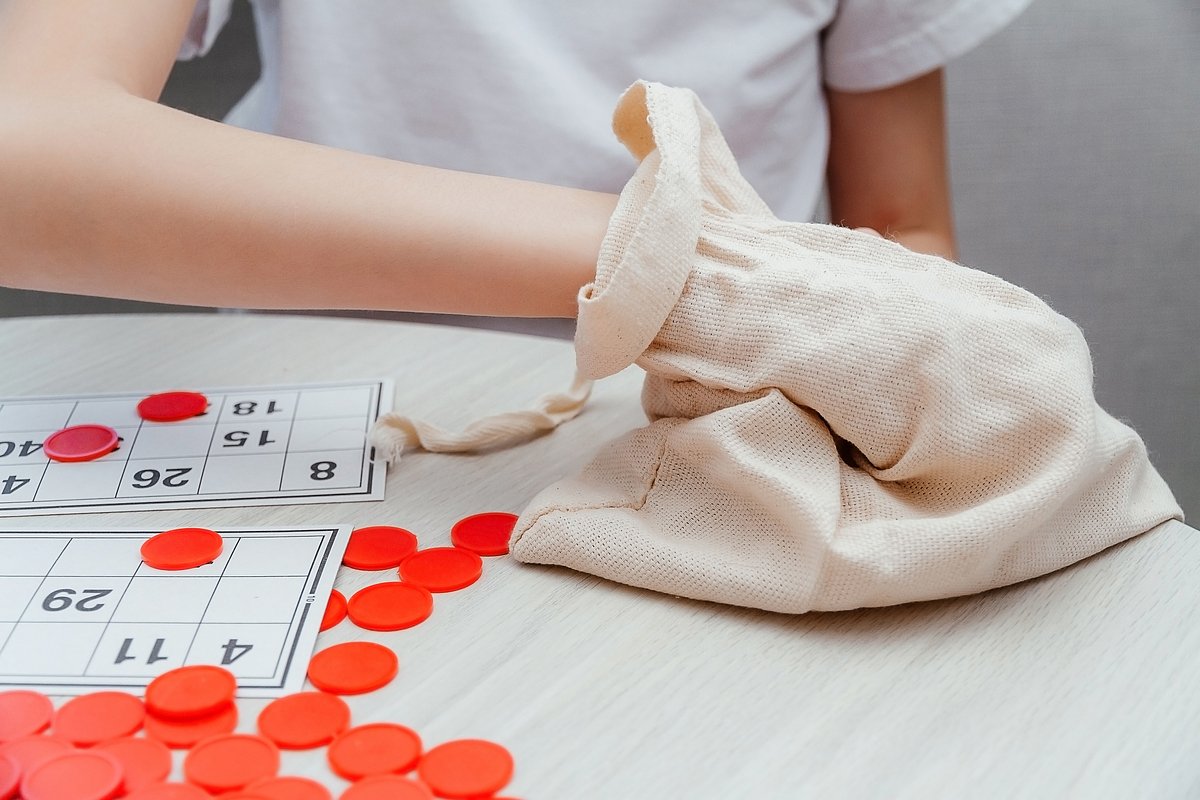 Пока один из игроков не крикнет «Квартира!», ведущий может доставать из мешка по несколько бочонков и называть их из ладони по очереди