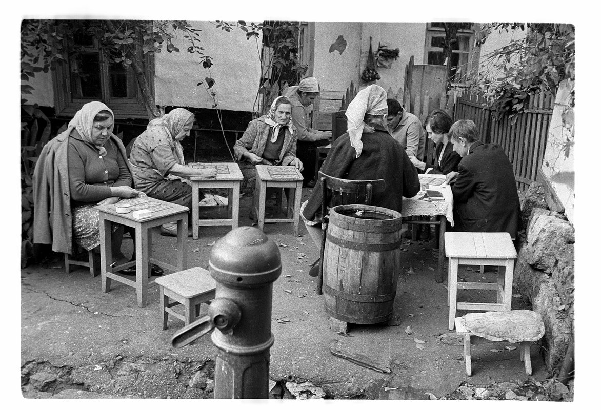 Лото во дворе у водоколонки. СССР. 1973 год