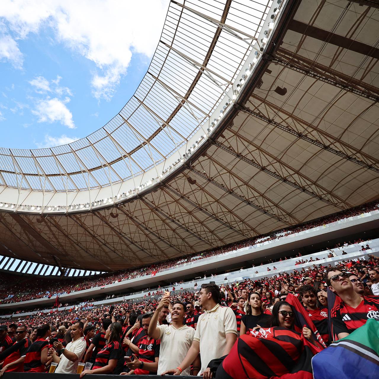 В Бразилии крыша стадиона сгорела во время соревнований