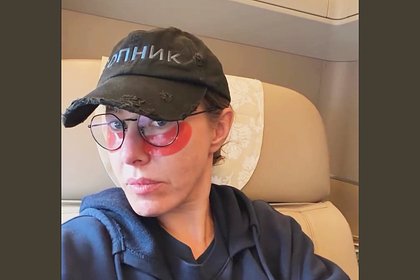 Ксения Собчак в бейсболке со словом &laquo;гопник&raquo; показала лицо без макияжа