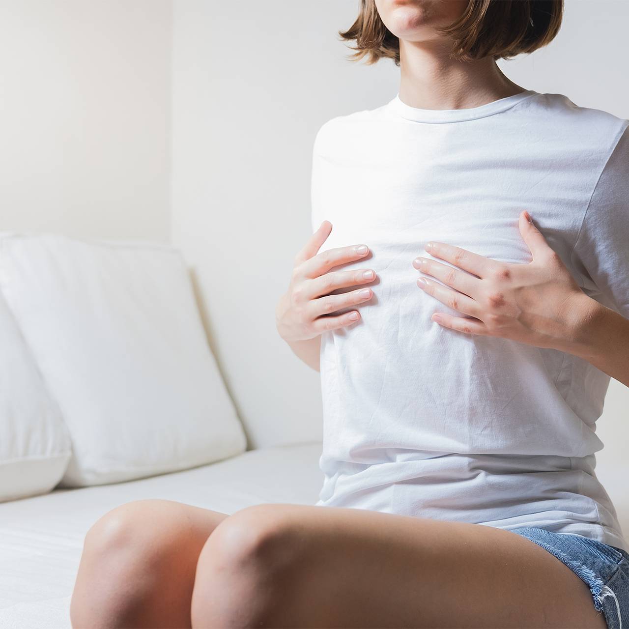 Врач раскрыл неожиданную опасность мобильного телефона для сосков