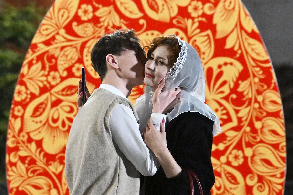 После приветствия христиане трижды целуют друг друга в щеки