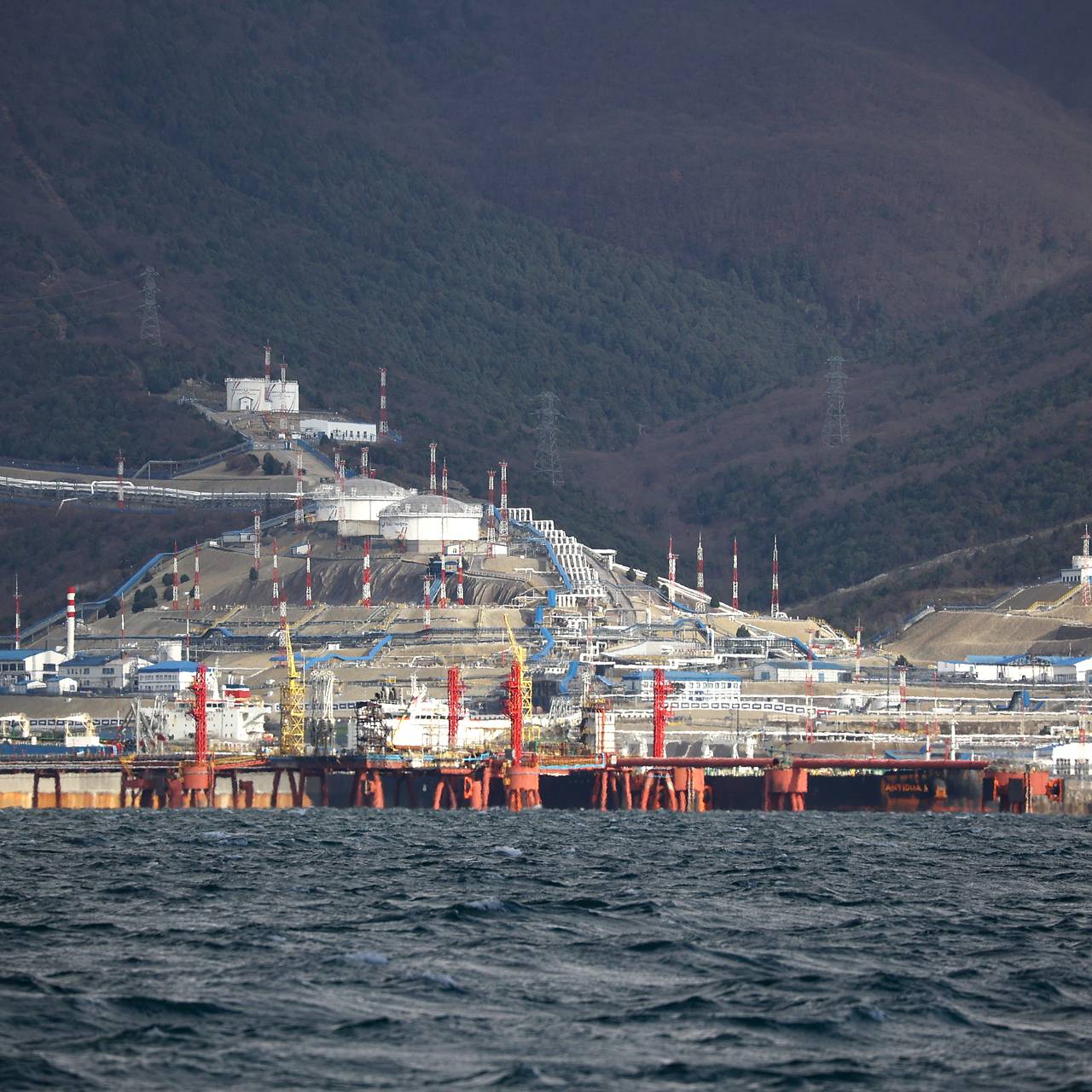 Один из российских портов возобновил отгрузку нефти после атак дронов