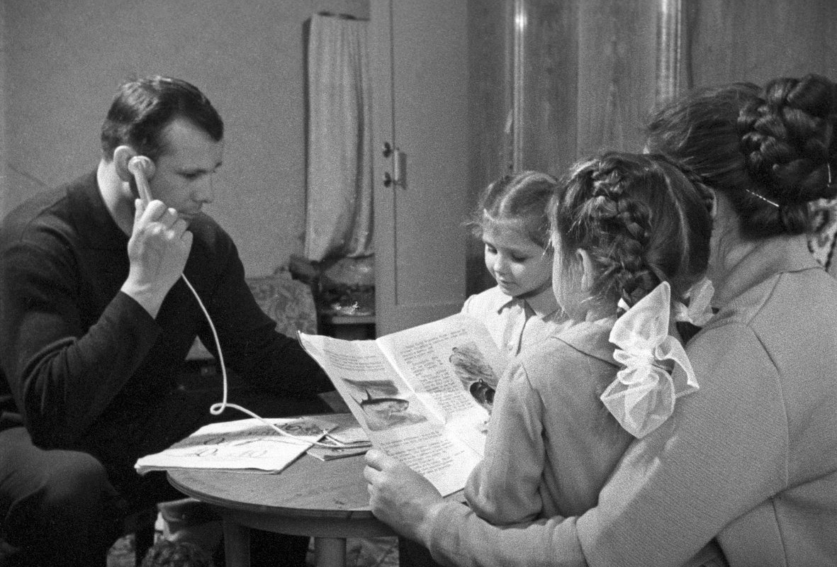 Юрий Гагарин с супругой Валентиной и дочерьми Леной и Галей в своей квартире