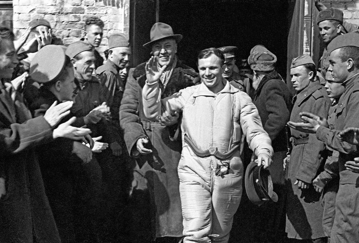 Юрий Гагарин после приземления, 12 апреля 1961 года