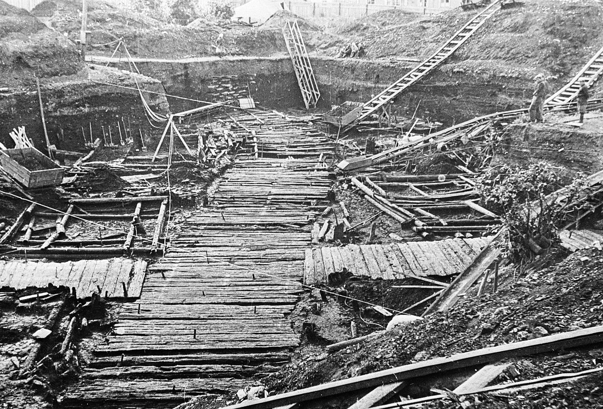 Толстые сосновые настилы, служившие уличными мостовыми в XII-XIII веках, в Неревском раскопе в Новгороде