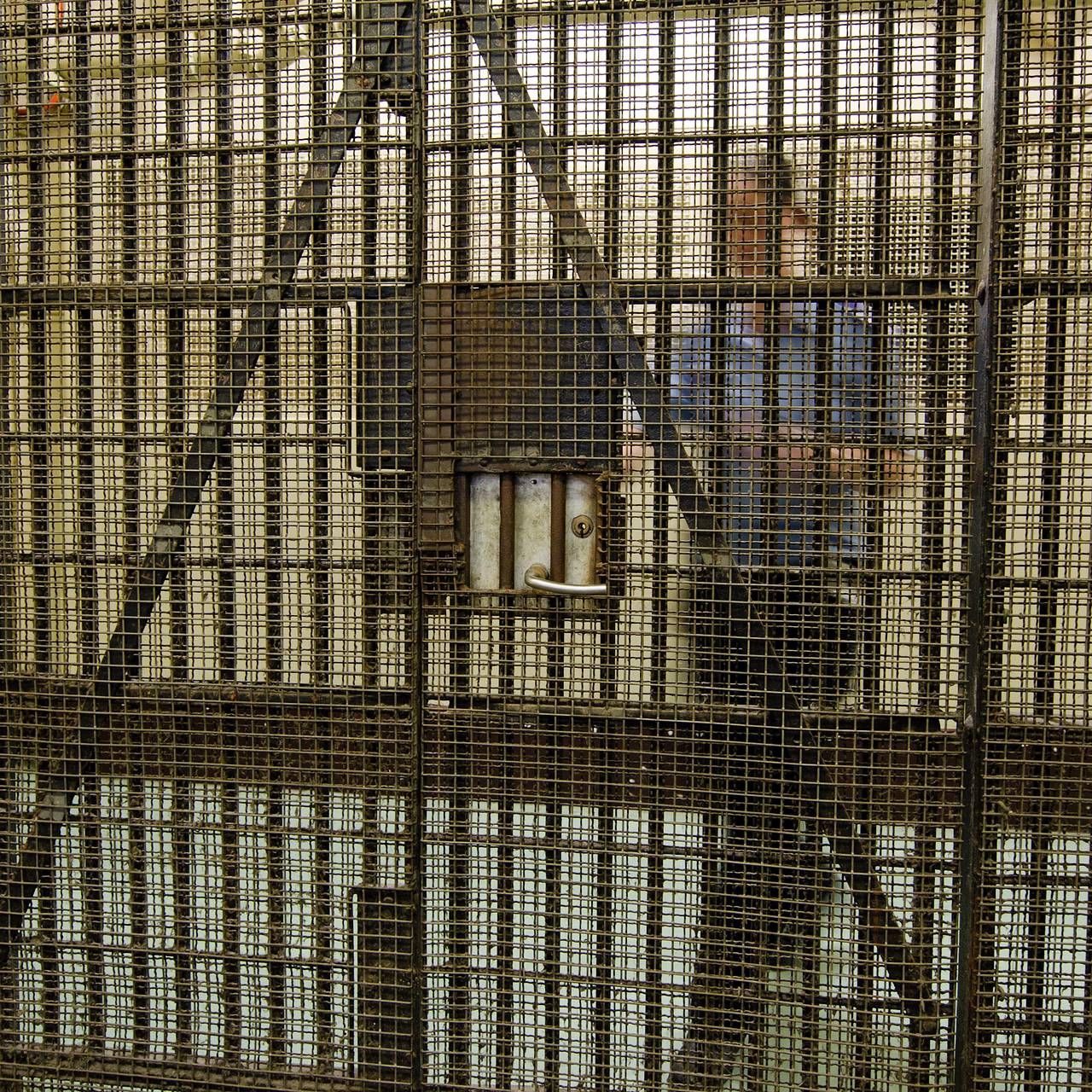 Известного ведущего-педофила поймали на нарушении и вернули в тюрьму