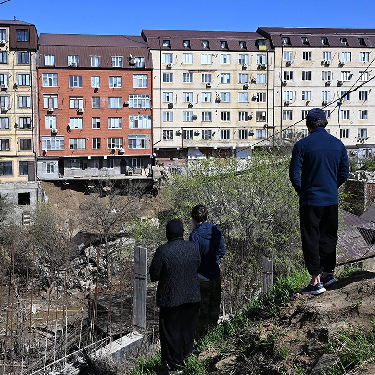 Водитель экскаватора спас район в подтопленном дагестанском селе