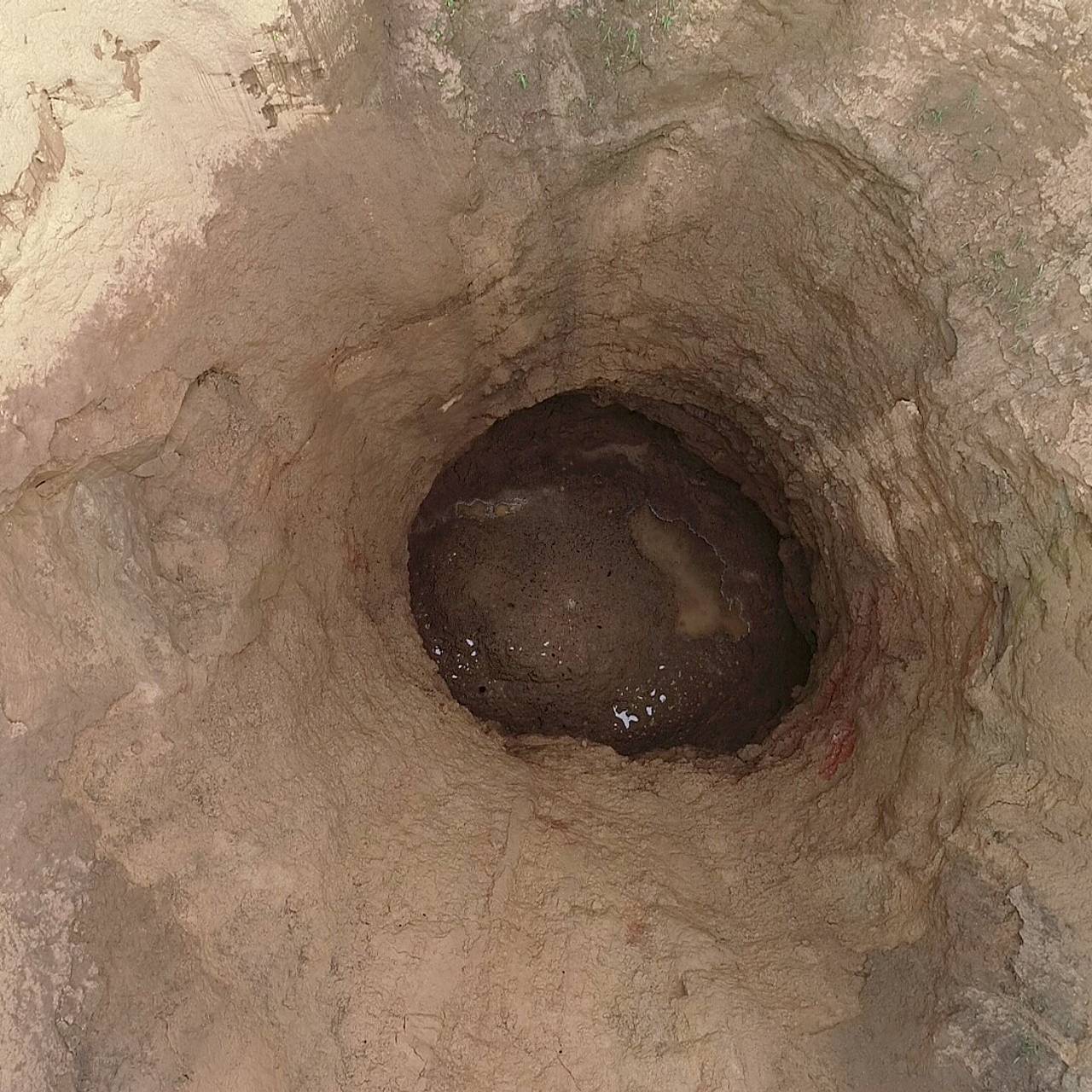 В российском регионе дом оказался под угрозой обрушения из-за карстовой воронки