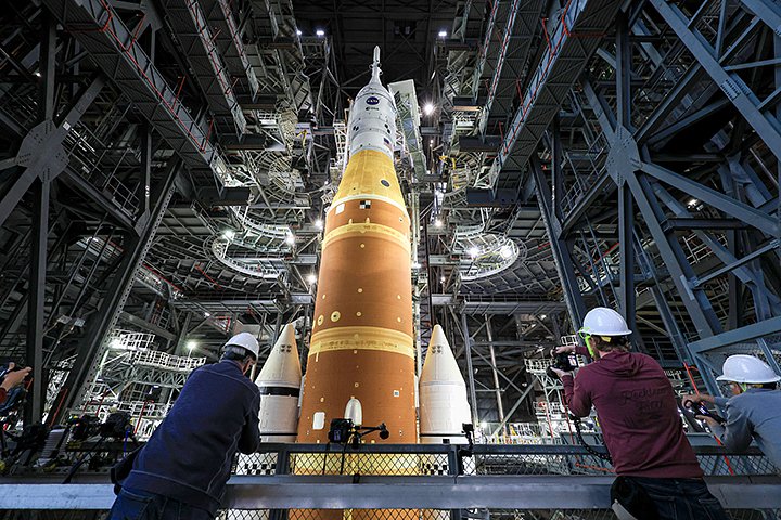 Сверхтяжелая ракета SLS с кораблем Orion в головной части