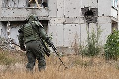 Сапер разминирует освобожденные территории в зоне СВО