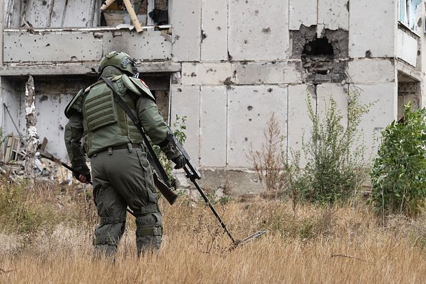 Сапер разминирует освобожденные территории в зоне СВО