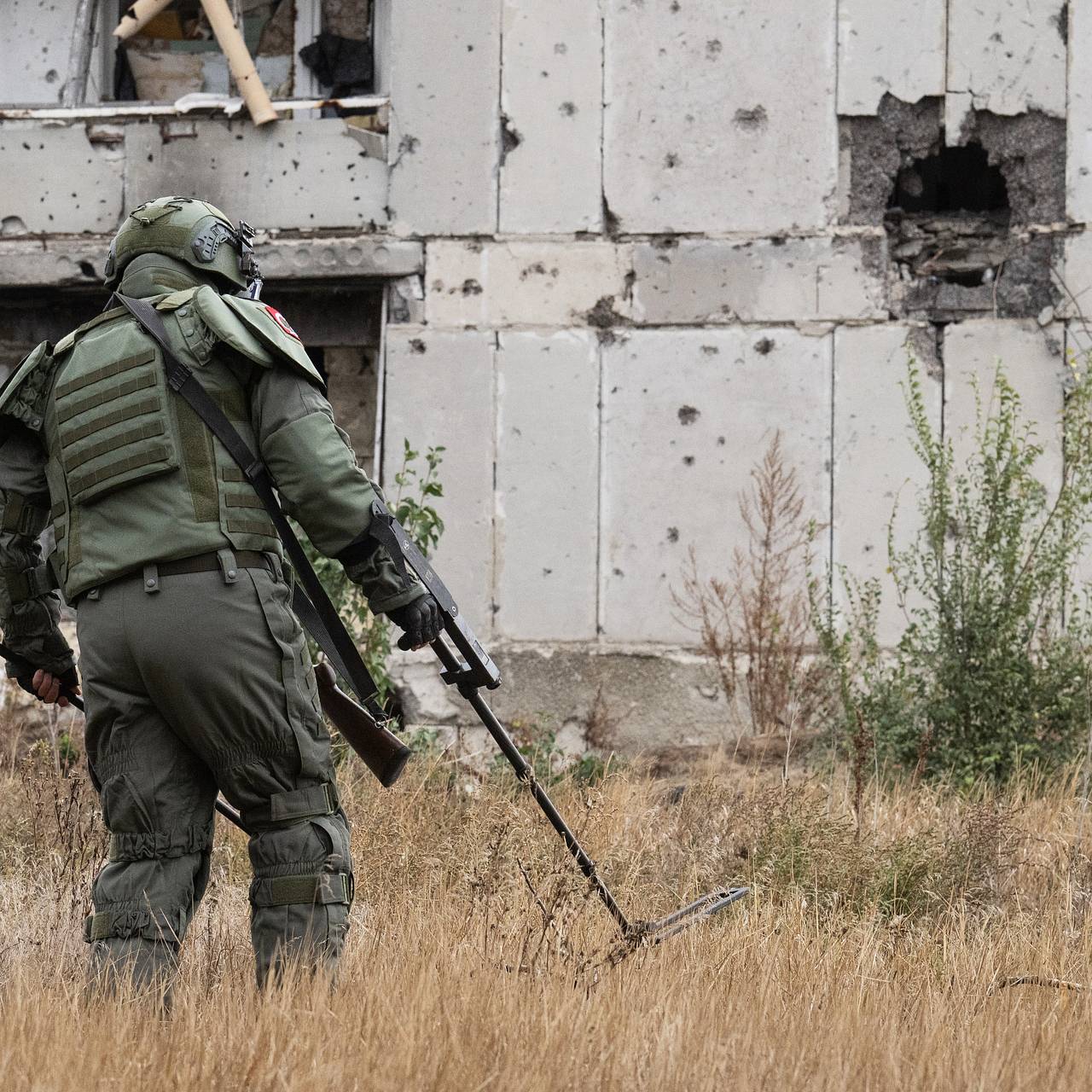 Сапер разминирует освобожденные территории в зоне СВО. Фото: Станислав Красильников / РИА Новости  