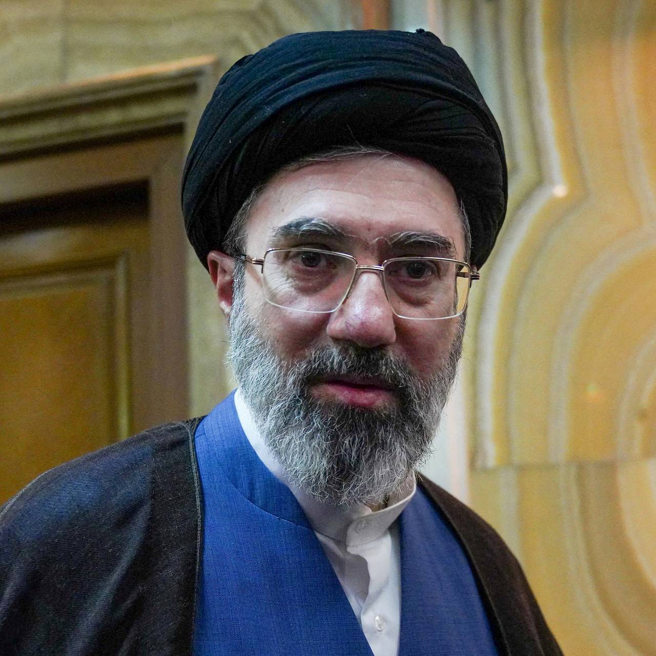 Верховного лидера Ирана изуродовало