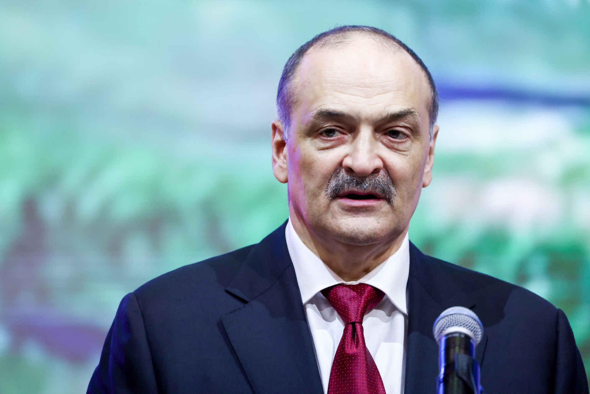 Глава Дагестана процитировал советский фильм и предложил «выйти один на один»