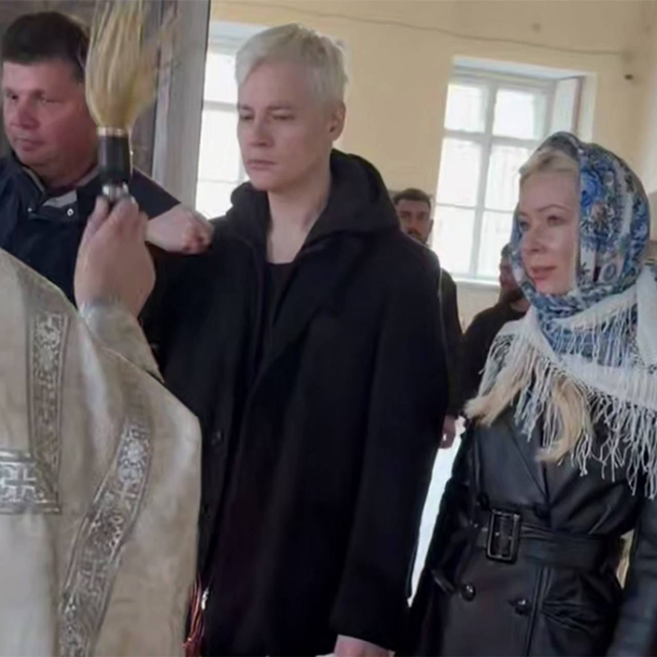 SHAMAN и Мизулина освятили большой кулич