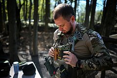 Священнослужитель перед началом пасхального молебна для военнослужащих ВС РФ