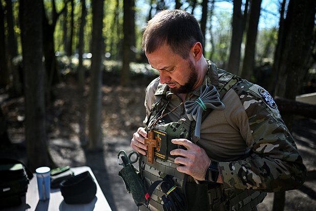 Священнослужитель перед началом пасхального молебна для военнослужащих ВС РФ