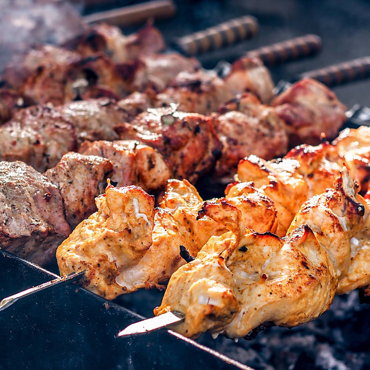 Россиянам рассказали о последствиях за жарку шашлыков на балконе