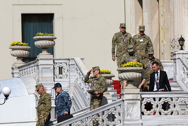 Украинская делегация во время мирных переговоров между Россией и Украиной