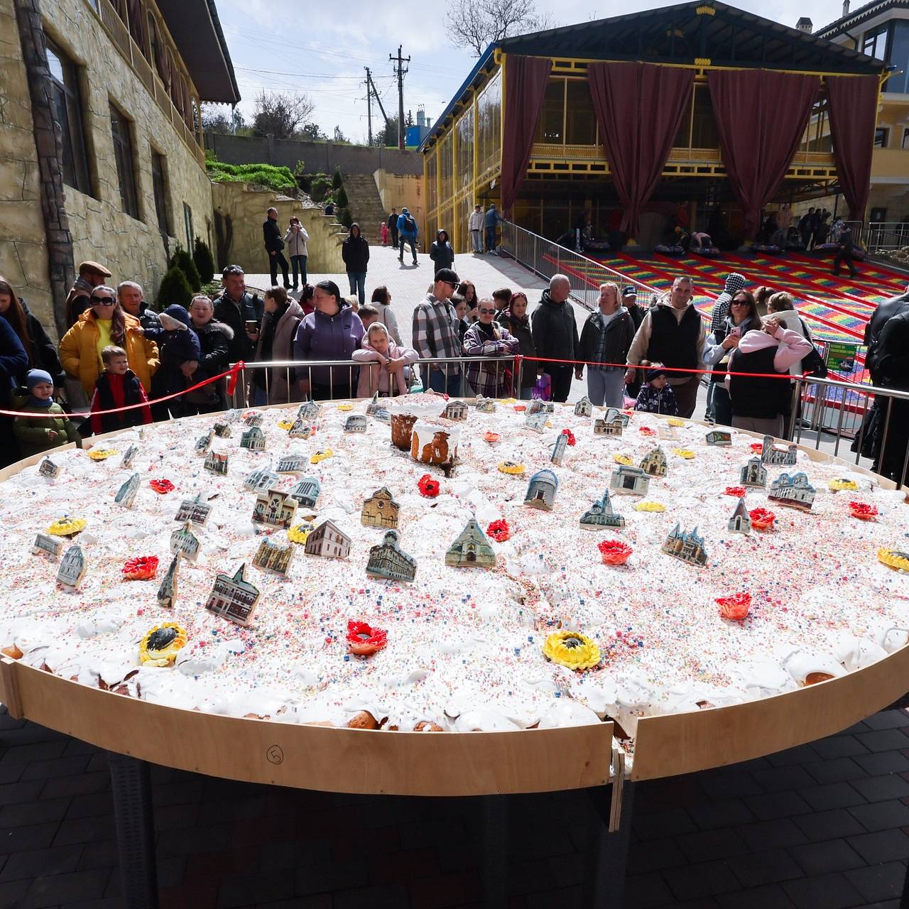 В Крыму испекли гигантский кулич