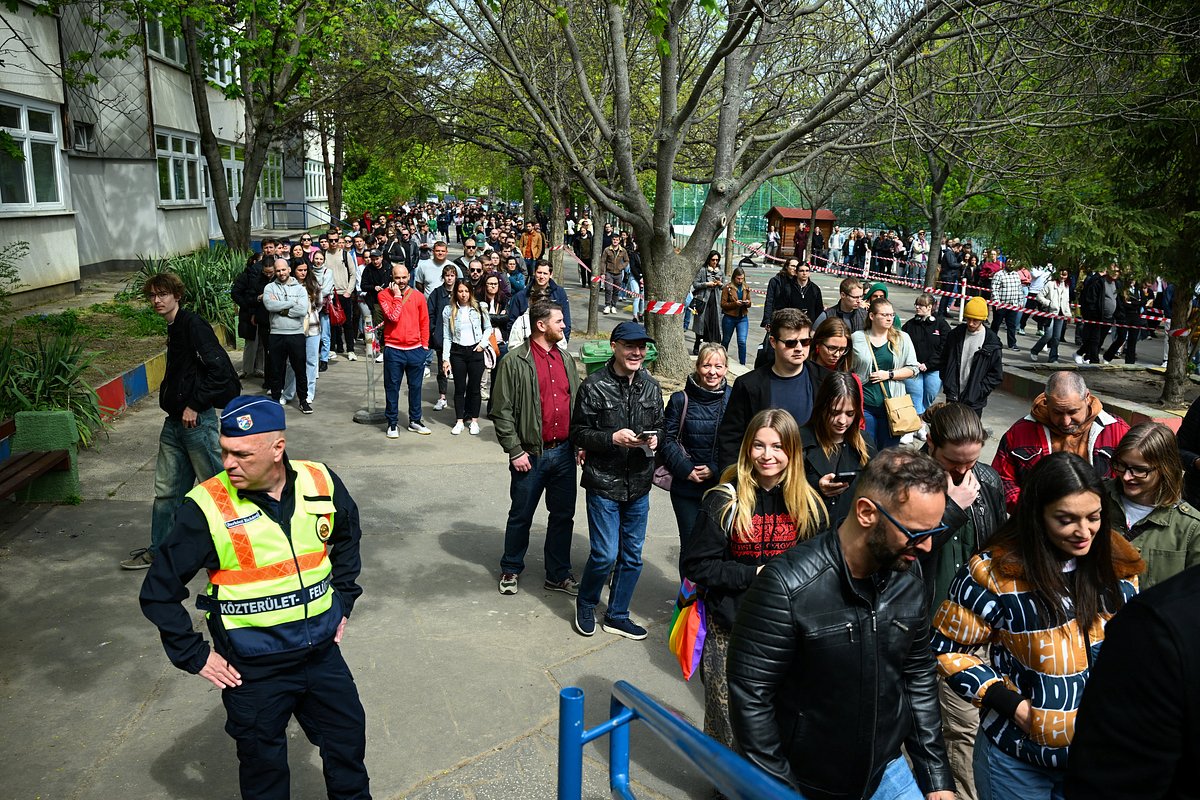 Люди стоят в очереди, чтобы проголосовать на избирательном участке во время парламентских выборов в Венгрии, Будапешт, 12 апреля 2026 года.