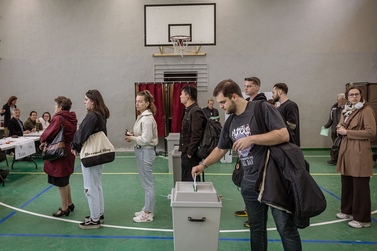 Венгерские избиратели голосуют на участке в Будапеште, Венгрия, 12 апреля 2026 года