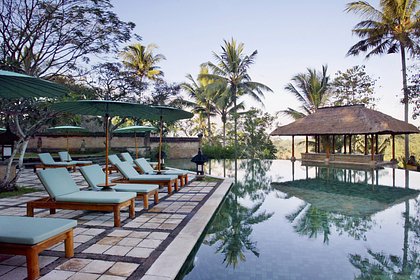 Мужчина приехал с женой на отдых на Бали и был найден бездыханным в бассейне