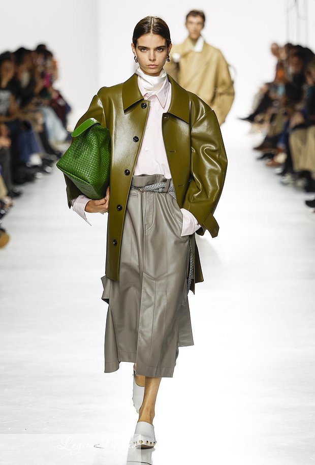 Плащ в цвете «глубокий хаки» от Bottega Veneta