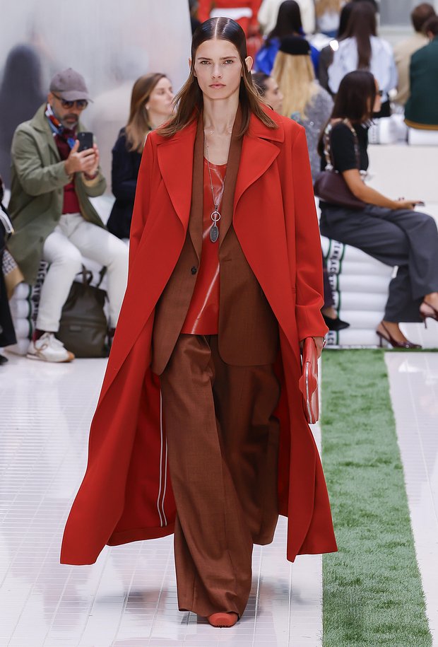 Монохромный образ в красно-бордовых оттенках от Lacoste