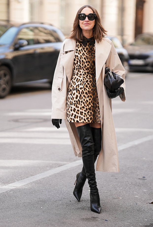 Классический тренч в бежевом цвете можно носить практически с любыми вещами