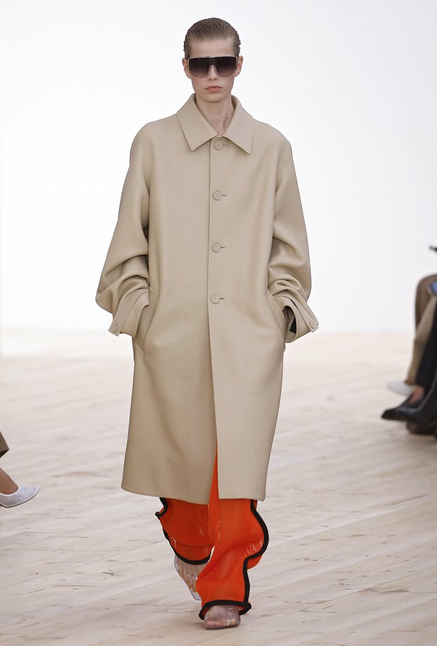 Плащ-макинтош без лишних деталей на показе Loewe