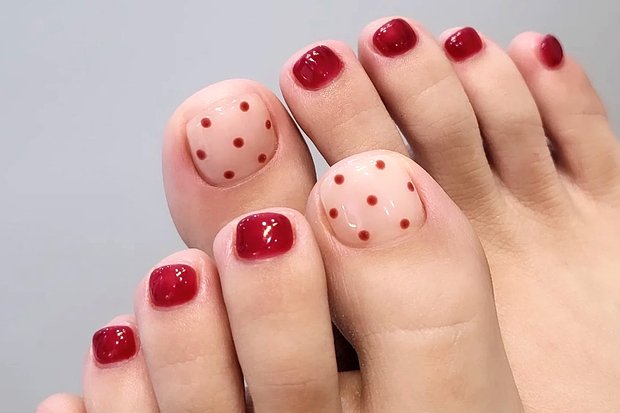 Педикюр с игривыми принтами особенно актуален в 2026 году