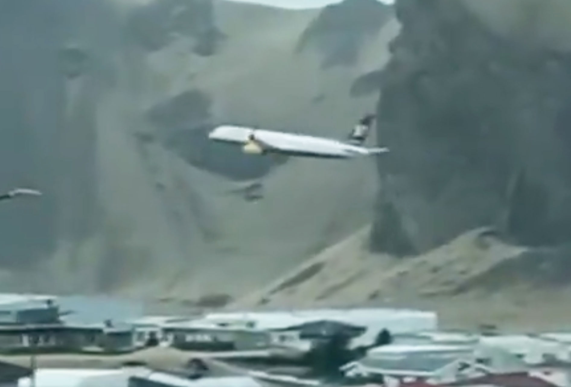 Пассажирский самолет без разрешения пролетел над крышами жилых домов и попал на видео