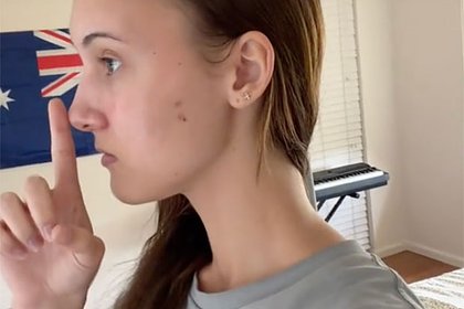 Блогерша приложила палец к носу и породила новый комплекс у зрителей