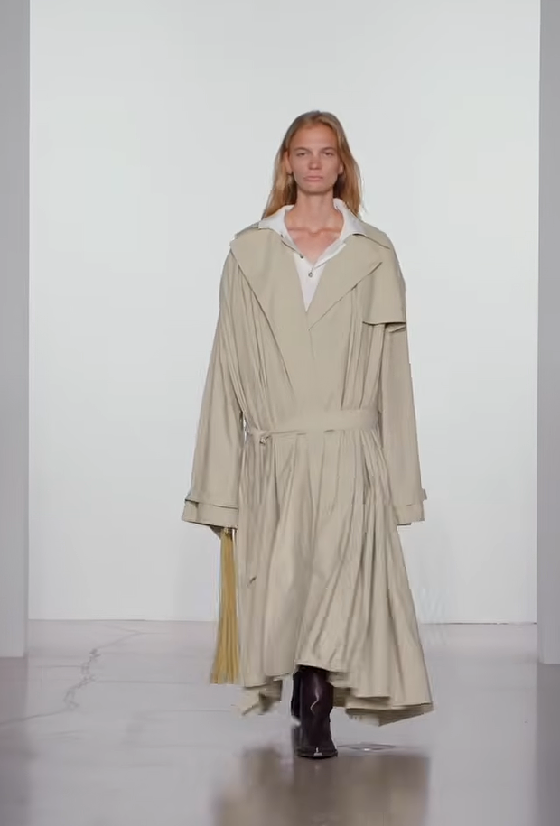 Актуальны оверсайз плащи, будто снятые с мужского плеча