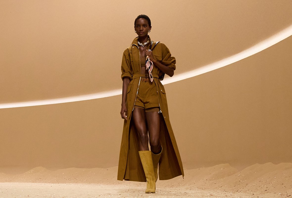 Hermès сочетает тренч макси длины с короткими шортами и топом-бандо