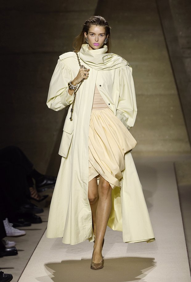 Плащ с высоким воротником и массивными плечами в стиле 80-х от Chloé