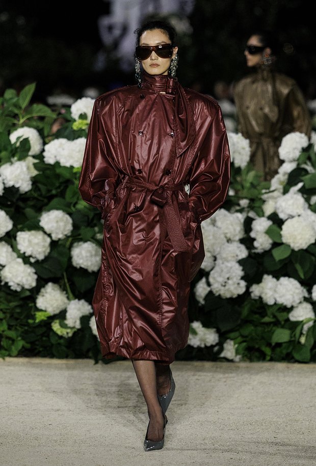 Saint Laurent представили тренч из технологичных материалов