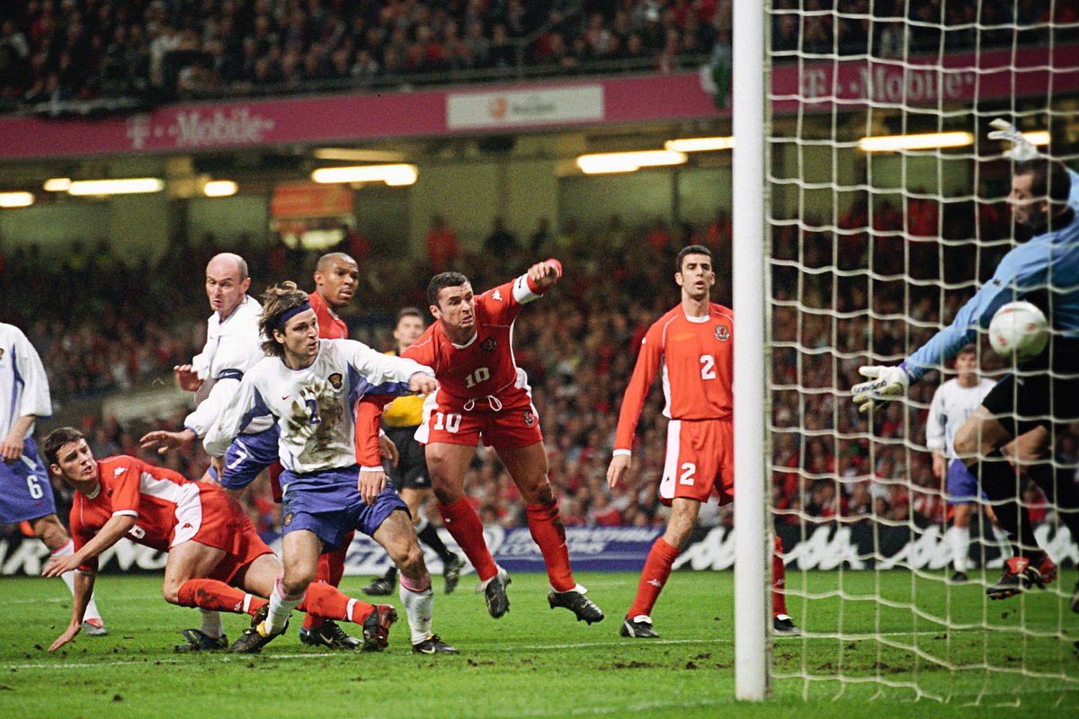 Вадим Евсеев забивает мяч Уэльсу
