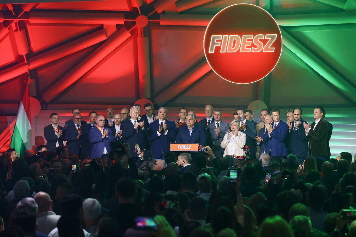 Премьер-министр Венгрии Виктор Орбан выступает перед сторонниками после оглашения предварительных итогов парламентских выборов, Будапешт, Венгрия, 12 апреля 2026 года