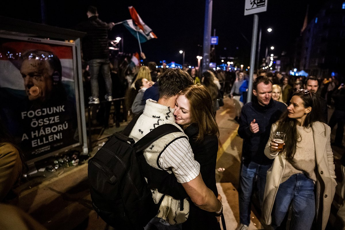 Сторонники партии «Тиса» празднуют победу на парламентских выборах, Будапешт, Венгрия, 13 апреля 2026&nbsp;года