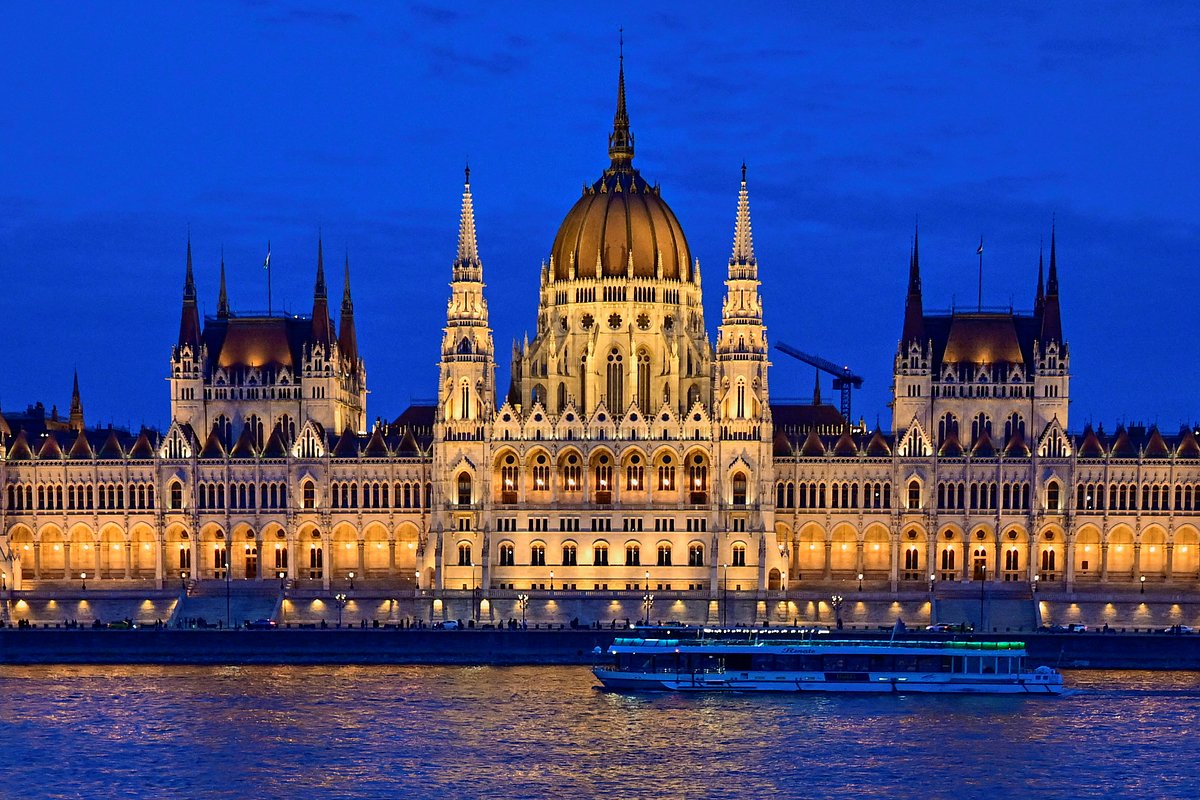 Вид на здание парламента Венгрии, Будапешт, Венгрия, 12 апреля 2026 года